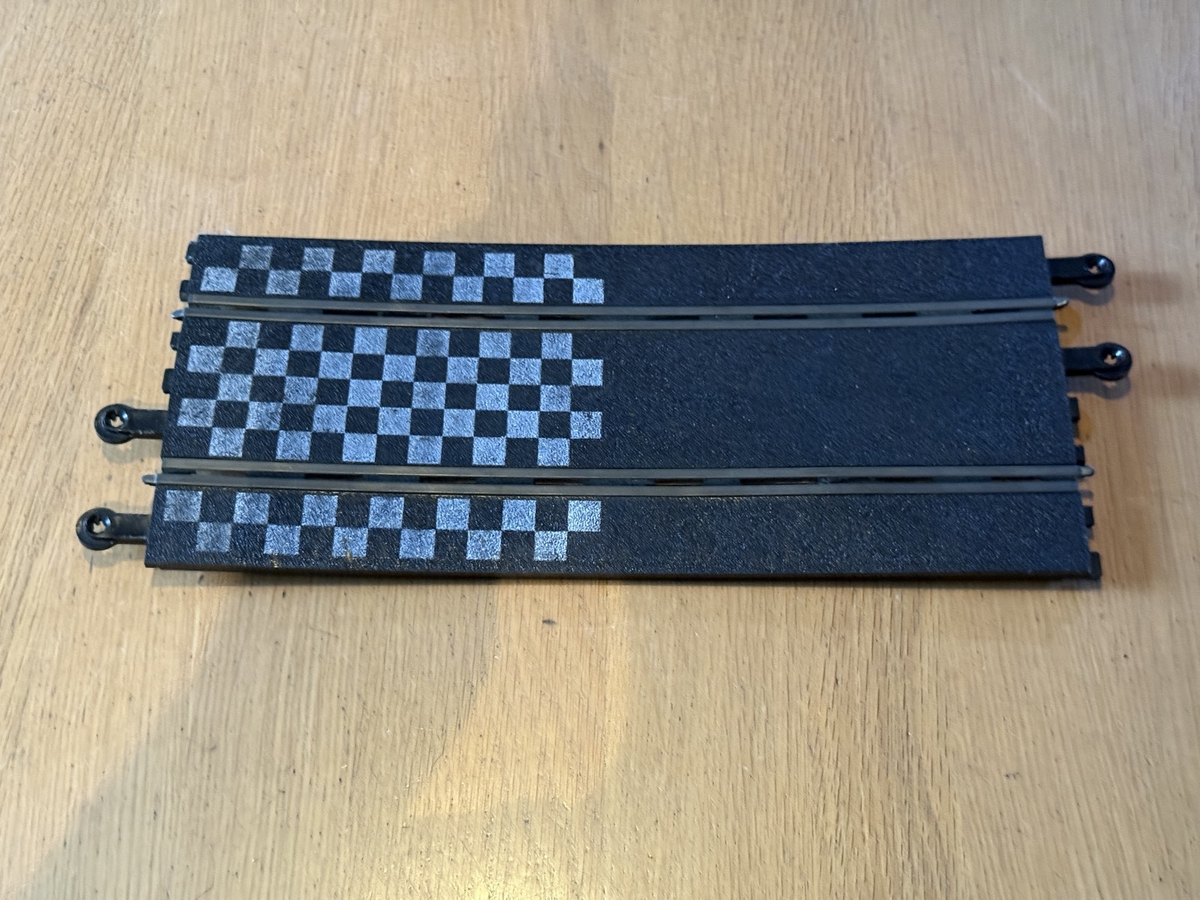 Scalextric Classic 1:32 Track - Chequered Track Start Section