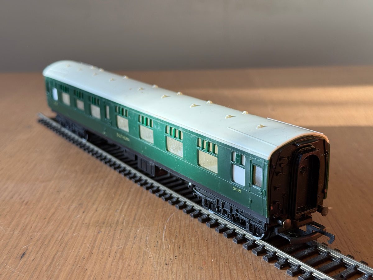 Hornby OO Gauge R622 - Southern Railways Corridor Coach 5015