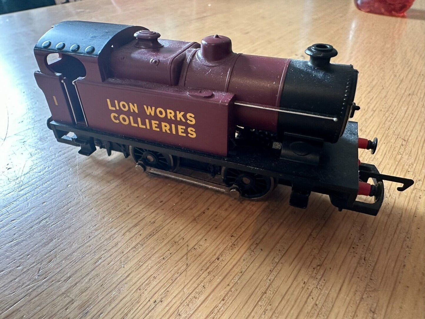 Hornby OO Gauge 0-4-0T Locomotive - Lion Works. Pre-owned. Fully Tested