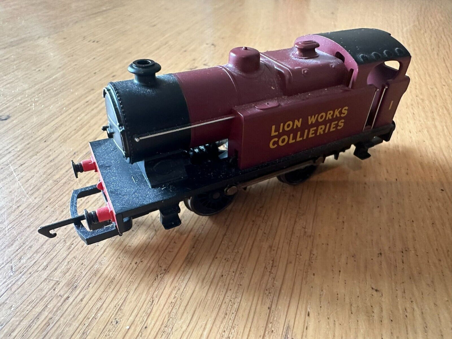 Hornby OO Gauge 0-4-0T Locomotive - Lion Works. Pre-owned. Fully Tested