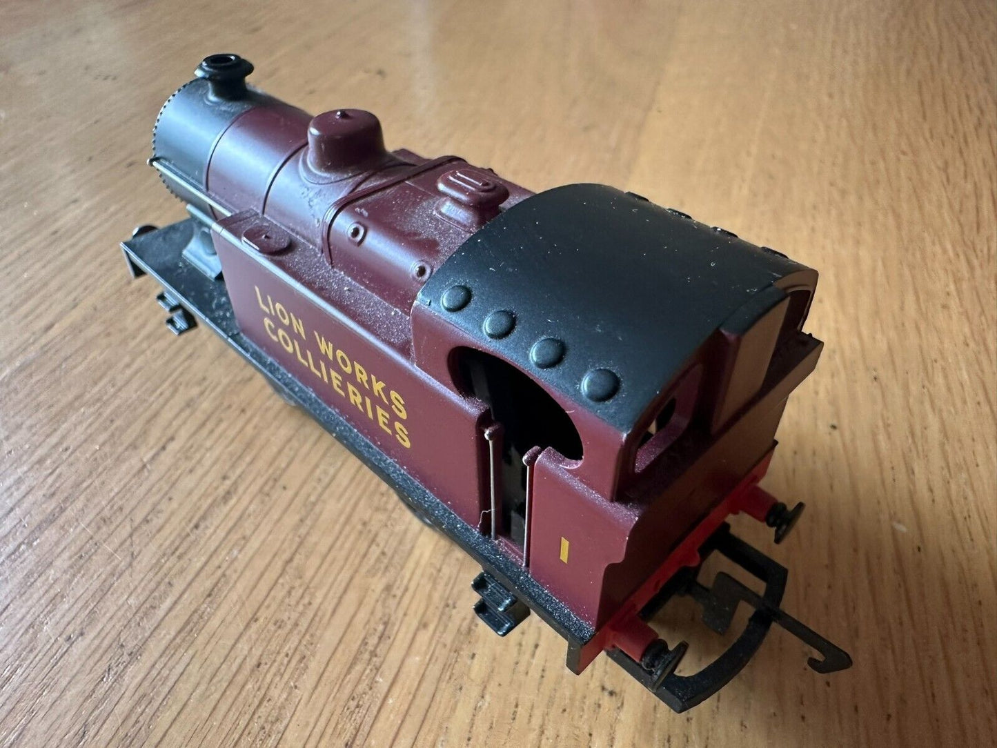 Hornby OO Gauge 0-4-0T Locomotive - Lion Works. Pre-owned. Fully Tested