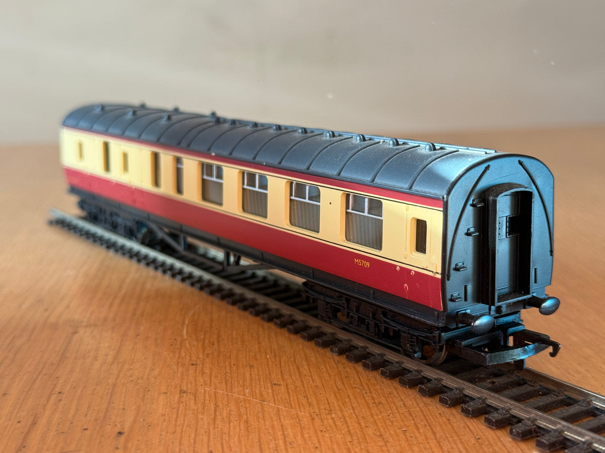 Hornby OO Gauge - Stanier Period III Brake Third Coach M5709