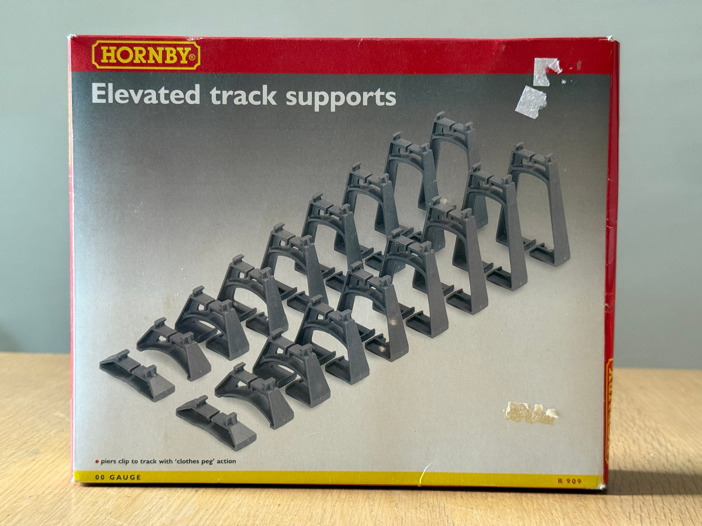 Hornby R909 Elevated Track Supports. BNIB. Box may be damaged.