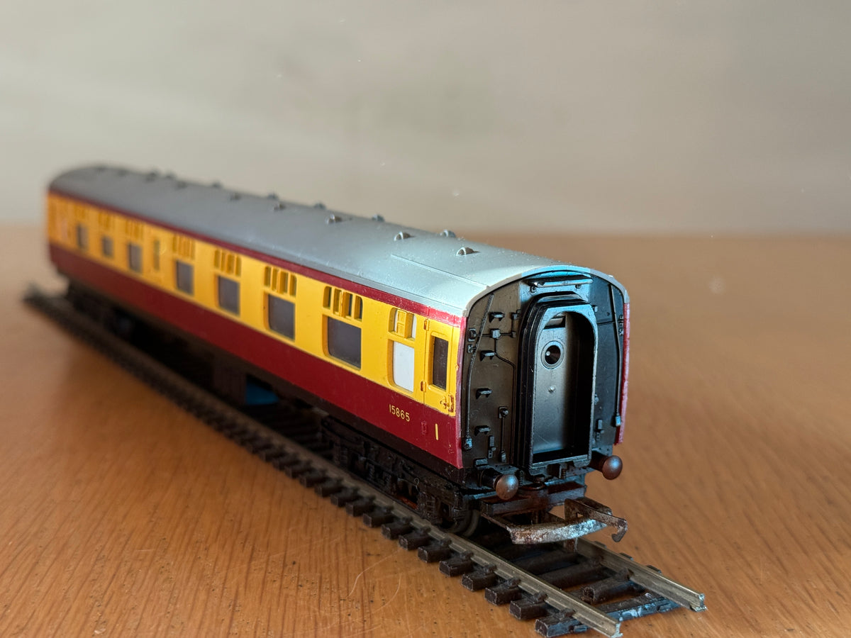 Hornby OO Gauge - Crimson and Cream Composite Coach 15865