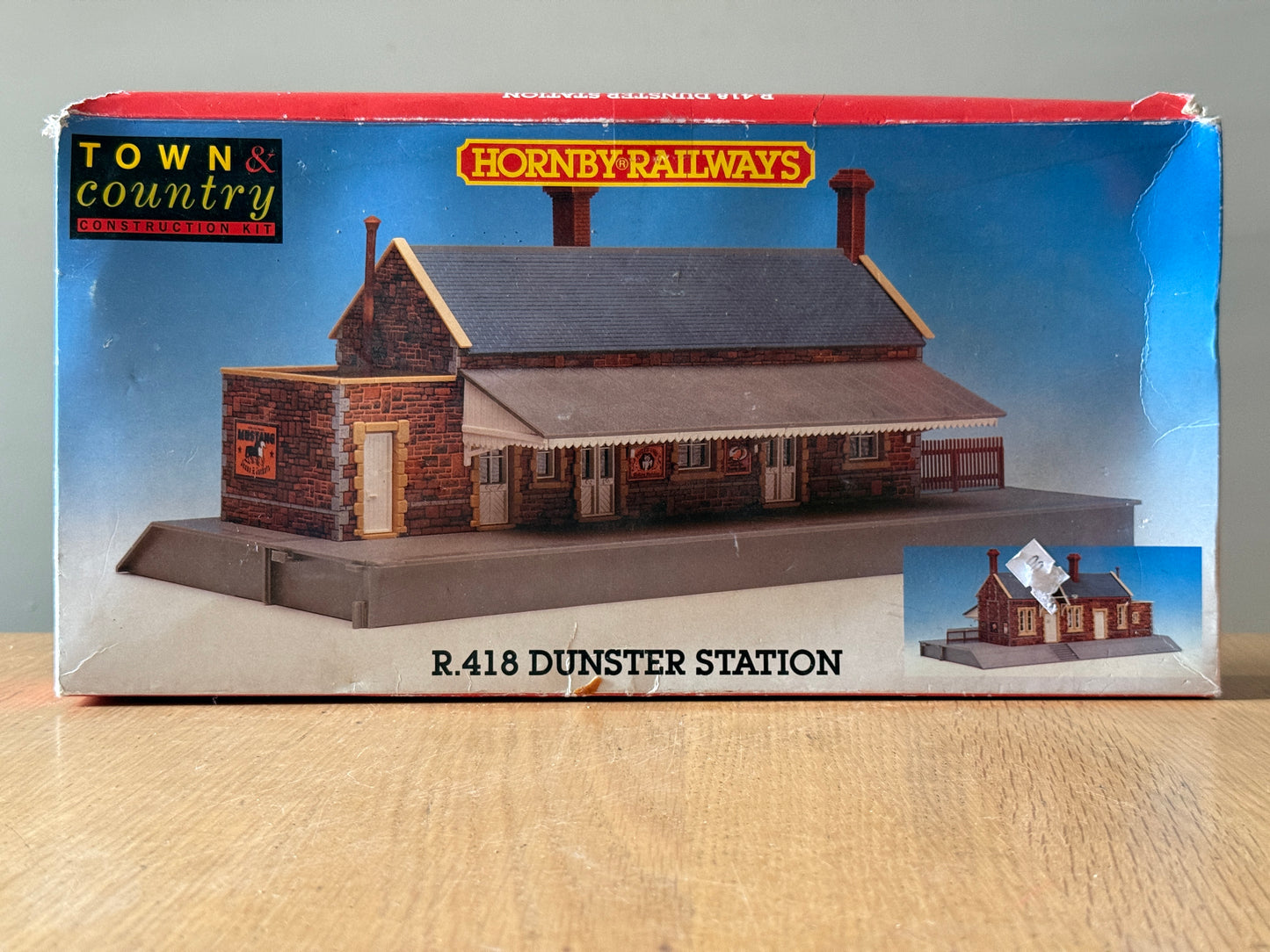 Hornby R418. Dunster Station. BNIB.