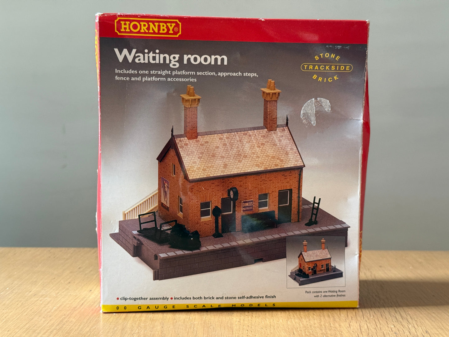 Hornby R8001 Waiting Room. BNIB. Box Tatty.