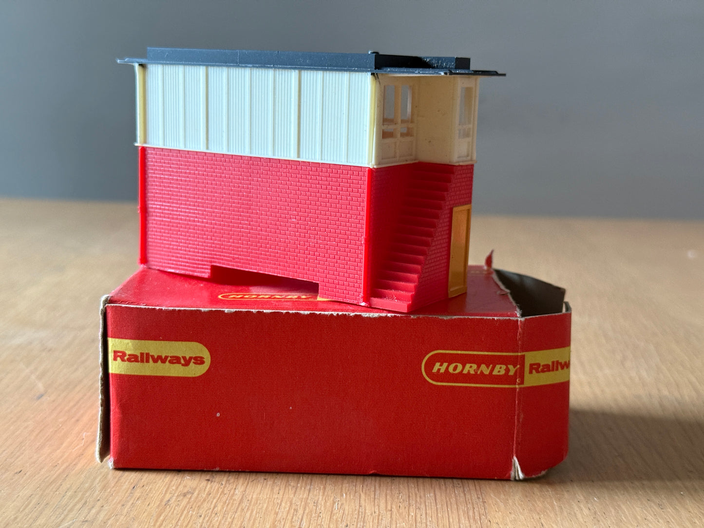 Triang Hornby R145 Signal Box