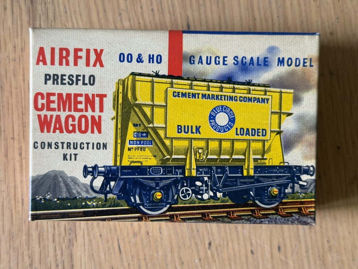 Airfix OO/HO Gauge 1:76 Scale Plastic Model Kit - Presflo Cement Wagon
