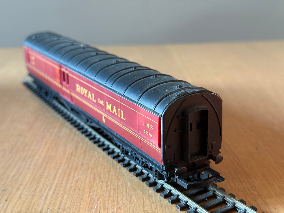 Hornby R413 OO Gauge - LMS Royal Mail TPO Operating Coach