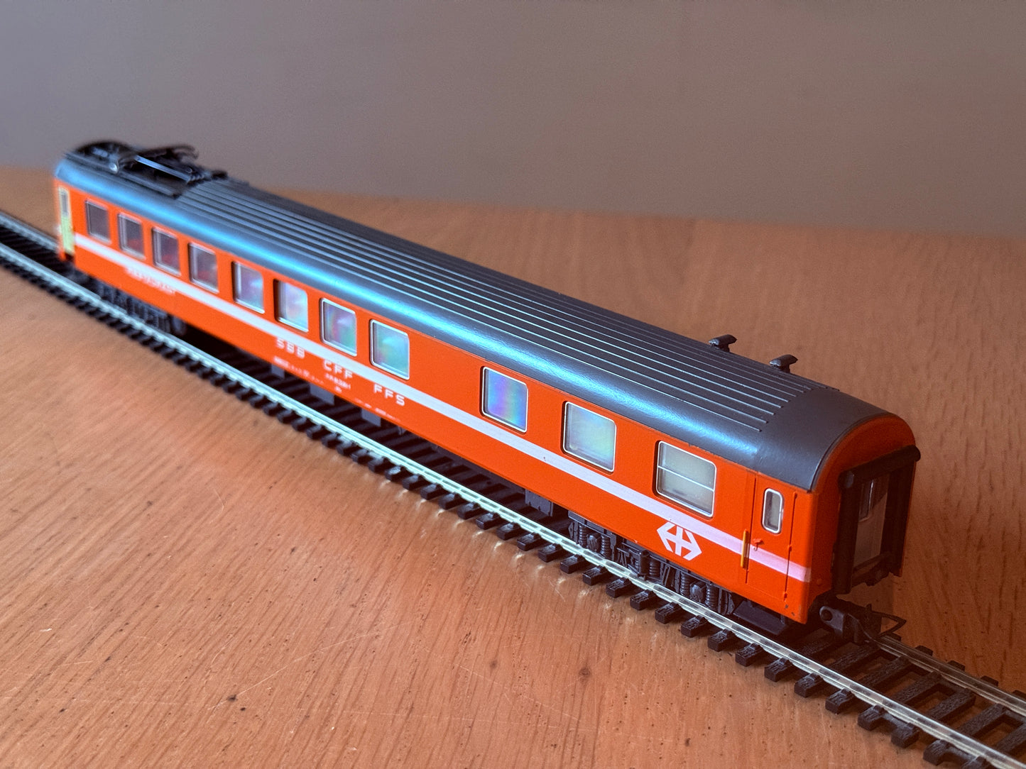 Liliput L388004 HO Scale - Type RIC Restaurant Car with pantograph Swiss SBB