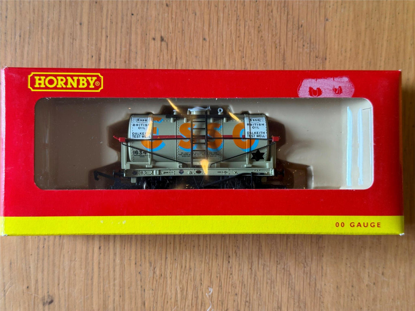 Hornby OO Gauge R620714 Ton Tanker ESSO Livery BNIB