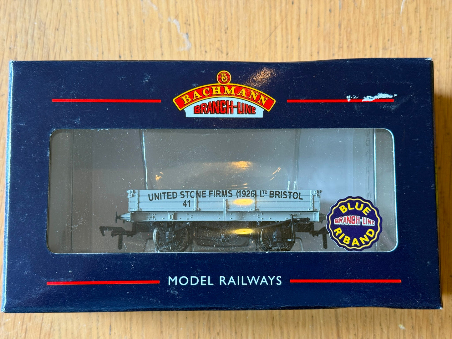 Bachmann OO Gauge 37-928 3 Plank 41 In United Stone Firms Ltd Livery. BNIB