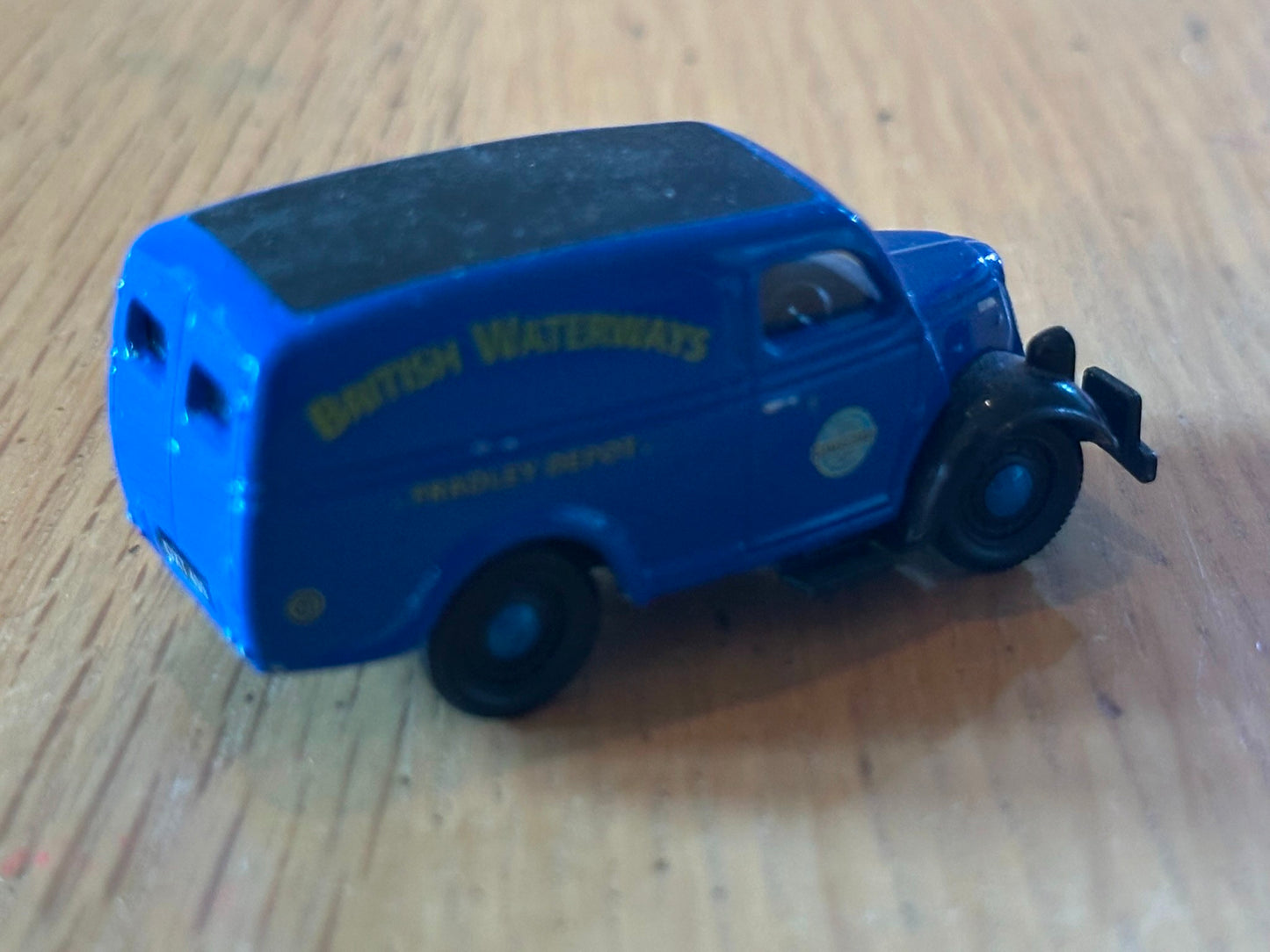 Classix Diecast EM76620 1:76 OO gauge Ford Thames Van - British Waterways