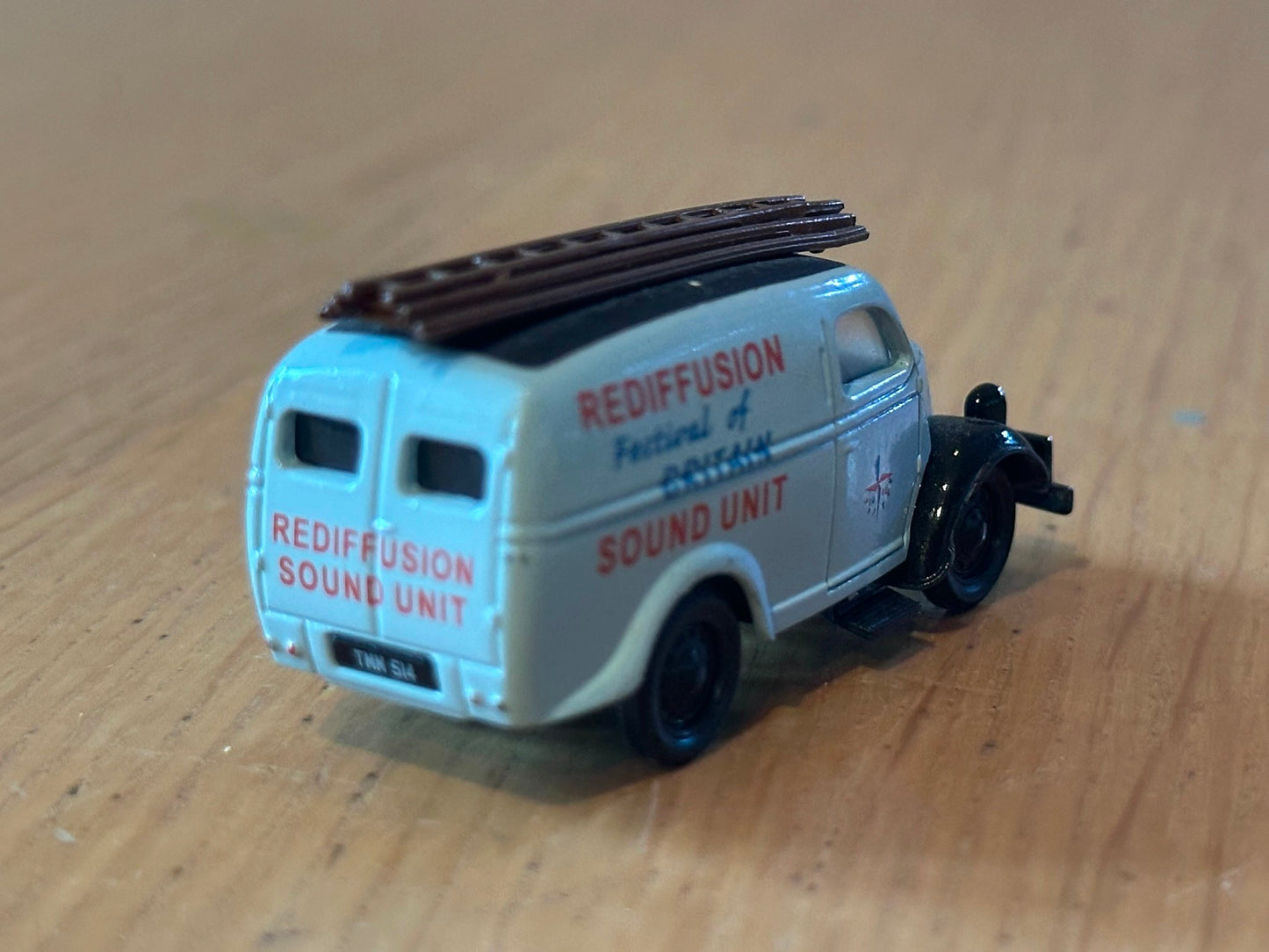 Classix Diecast 1:76 OO Gauge Ford E83W Thames Van Festival of Britain