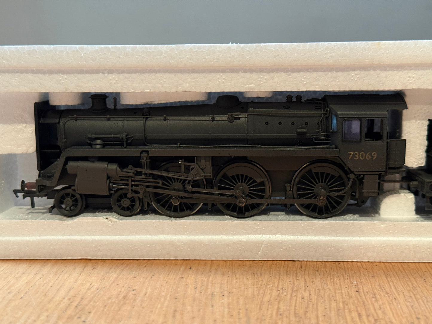 Bachmann OO Gauge Standard Class 5MT - 73069 BR Black Late Crest Weathered. BNIB