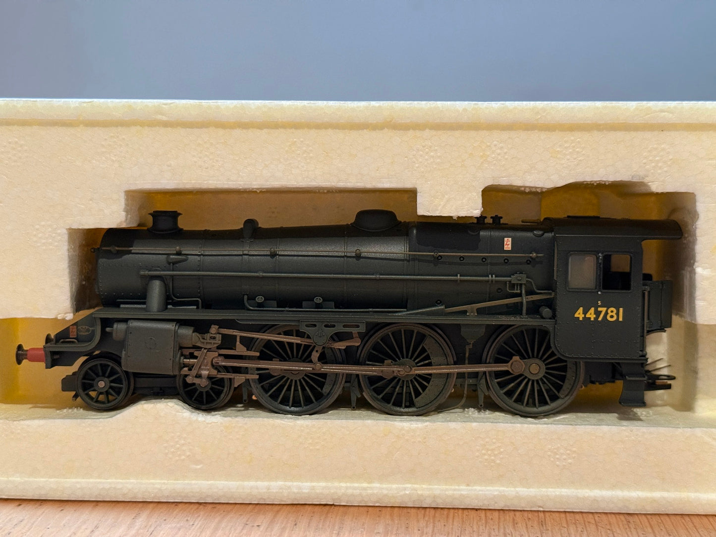 Hornby OO Gauge R2258 BR 4-6-0 Black Class 5MT Loco 44781. Weathered. BNIB