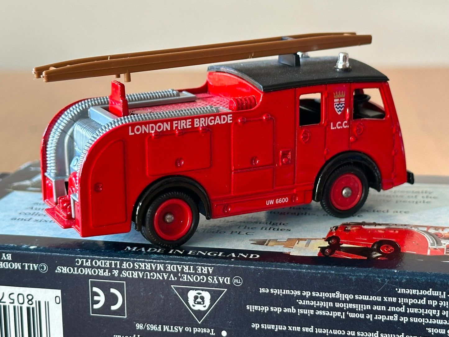 Days Gone Vanguards 1955 Dennis F8 Fire Engine - London Fire Brigade. Boxed.