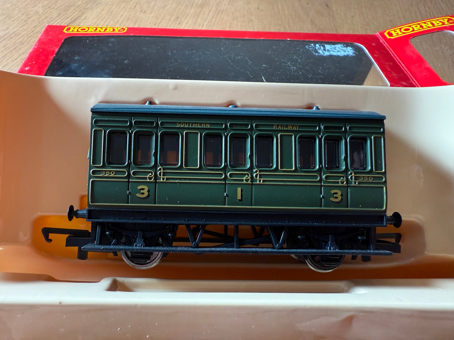 Hornby OO Gauge R4135 SR Olive Green Four Wheel Coach. BNIB.
