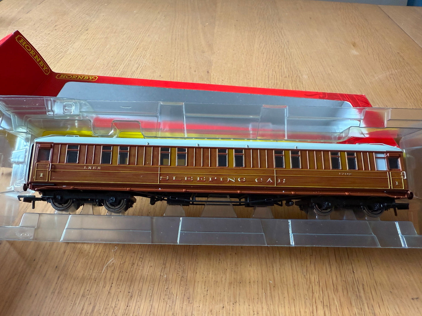 Hornby OO Gauge R4174 LNER 6ft 6 Corridor 1st Class Sleeper Coach 1208 Teak BNIB