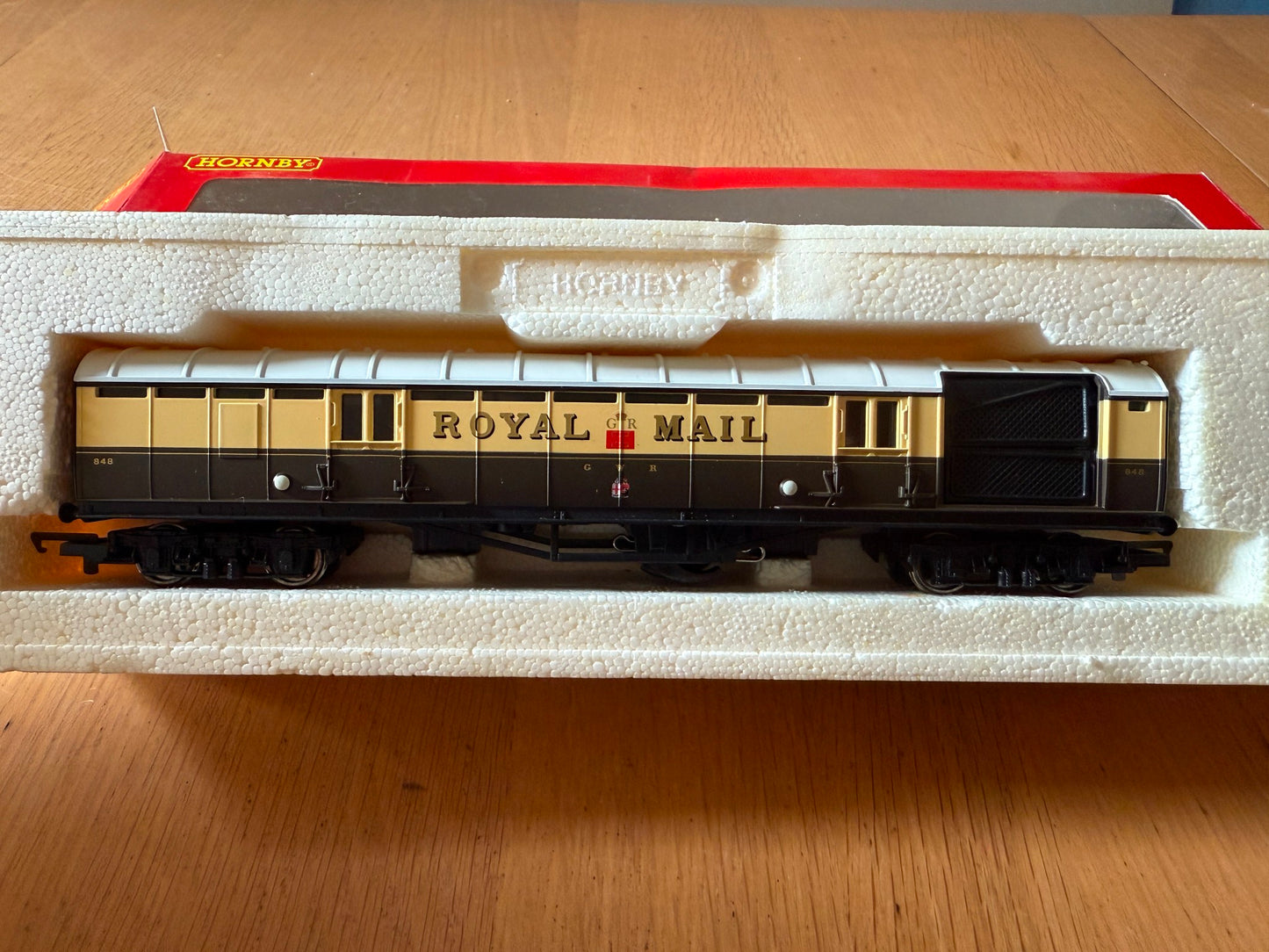 Hornby OO GaugeR440D GWR Operating Royal Mail Coach Set 848. Missing Accessories