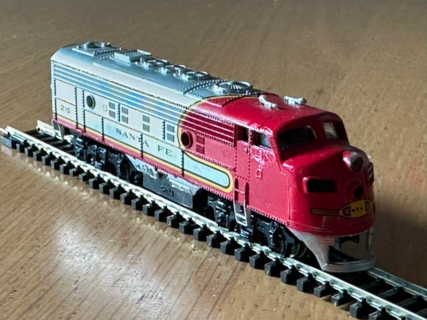 Bachmann N Gauge Santa Fe 307 Diesel Locomotive - Non Motorised. Good condition.