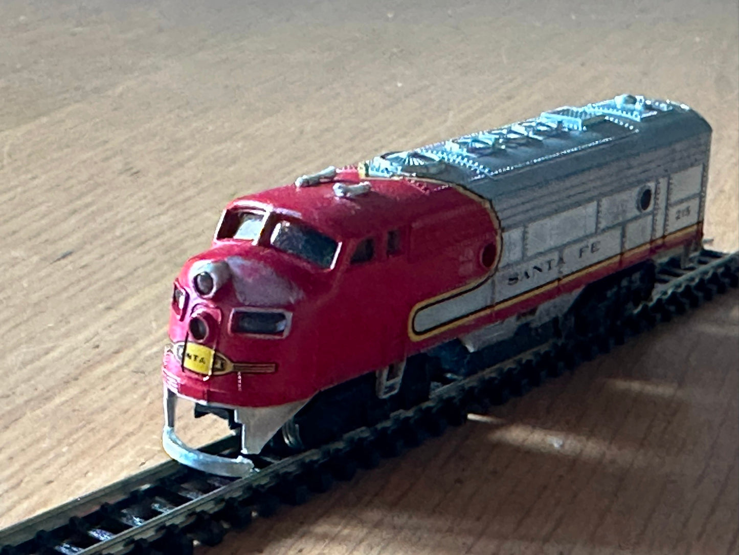Bachmann N Gauge Santa Fe 307 Diesel Locomotive - Non Motorised. Good condition.