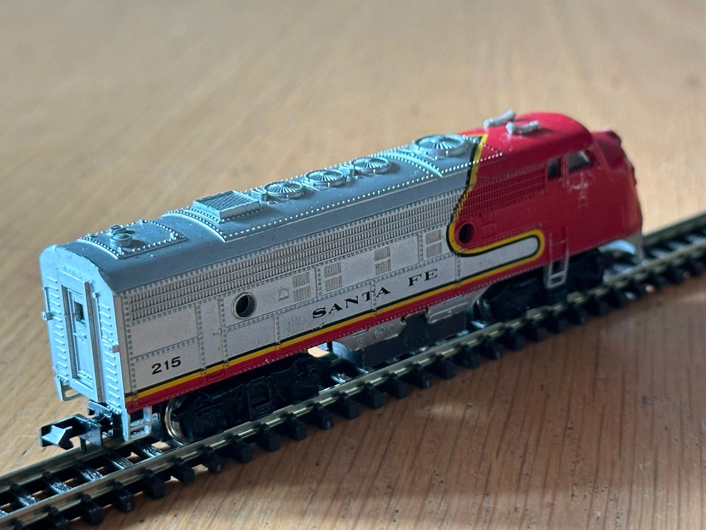Bachmann N Gauge Santa Fe 307 Diesel Locomotive - Non Motorised. Good condition.