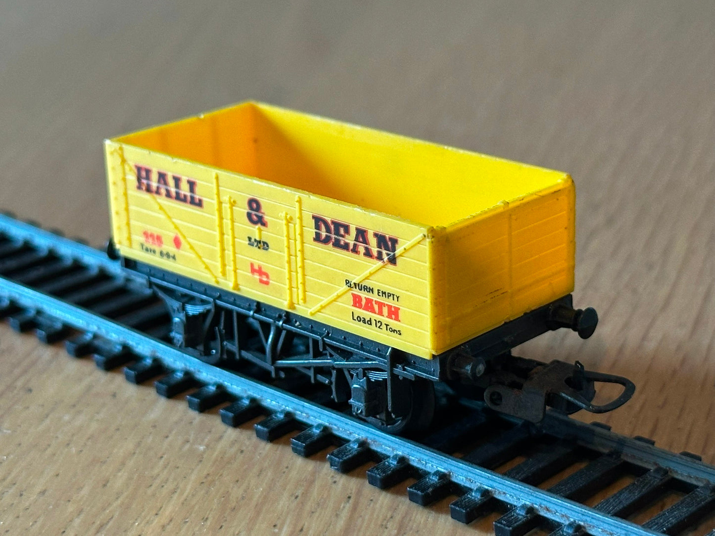 Lima OO Gauge 7-plank Open Wagon – ‘Hall & Dean – L320734