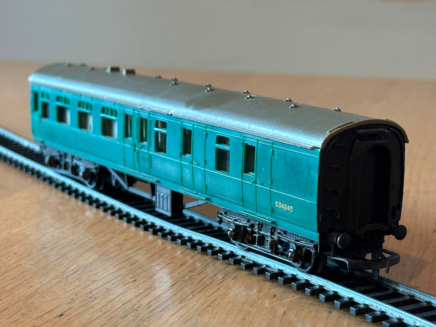 Triang OO Gauge R220 2nd Class Main Line Brake Coach S34245 Green