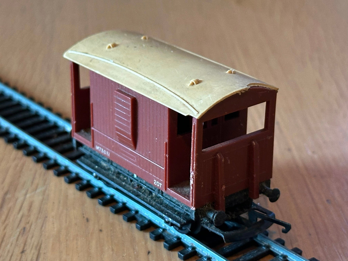 Tri-ang Railways R16 OO Gauge ER 20 Ton Brake Van M73031 BR Brown. Damaged roof.