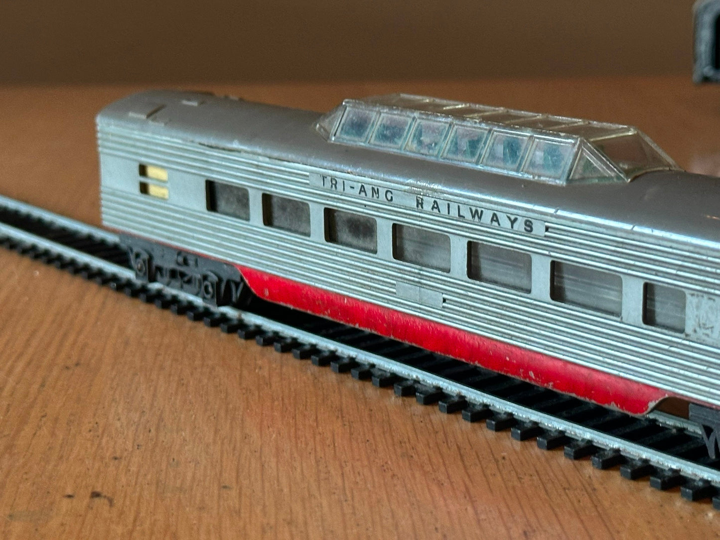 Triang R24/R25 OO Gauge Transcontintental Vista Dome Coach