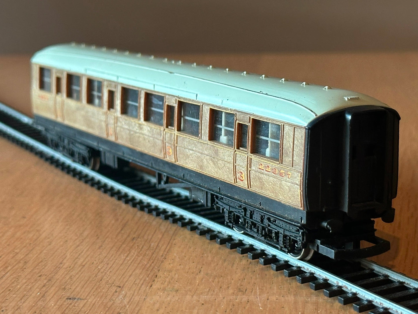 Hornby Railroad OO Gauge R4332 Composite Coach number 22357 LNER Teak