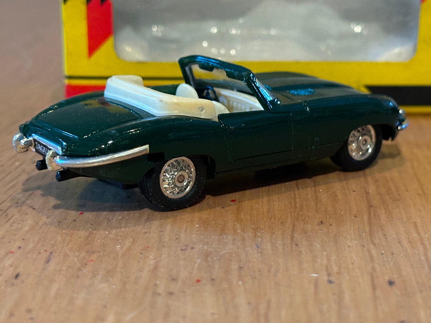 Maisto Diecast - Shell Sportscar Collection - Jaguar XJS V12