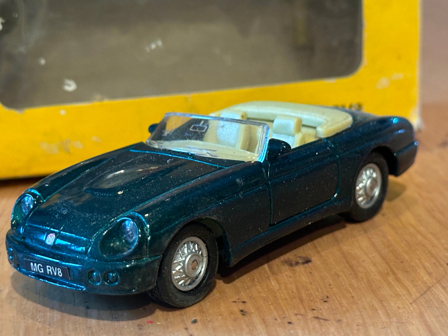 Maisto Diecast - Supercar Collection - MG RV8