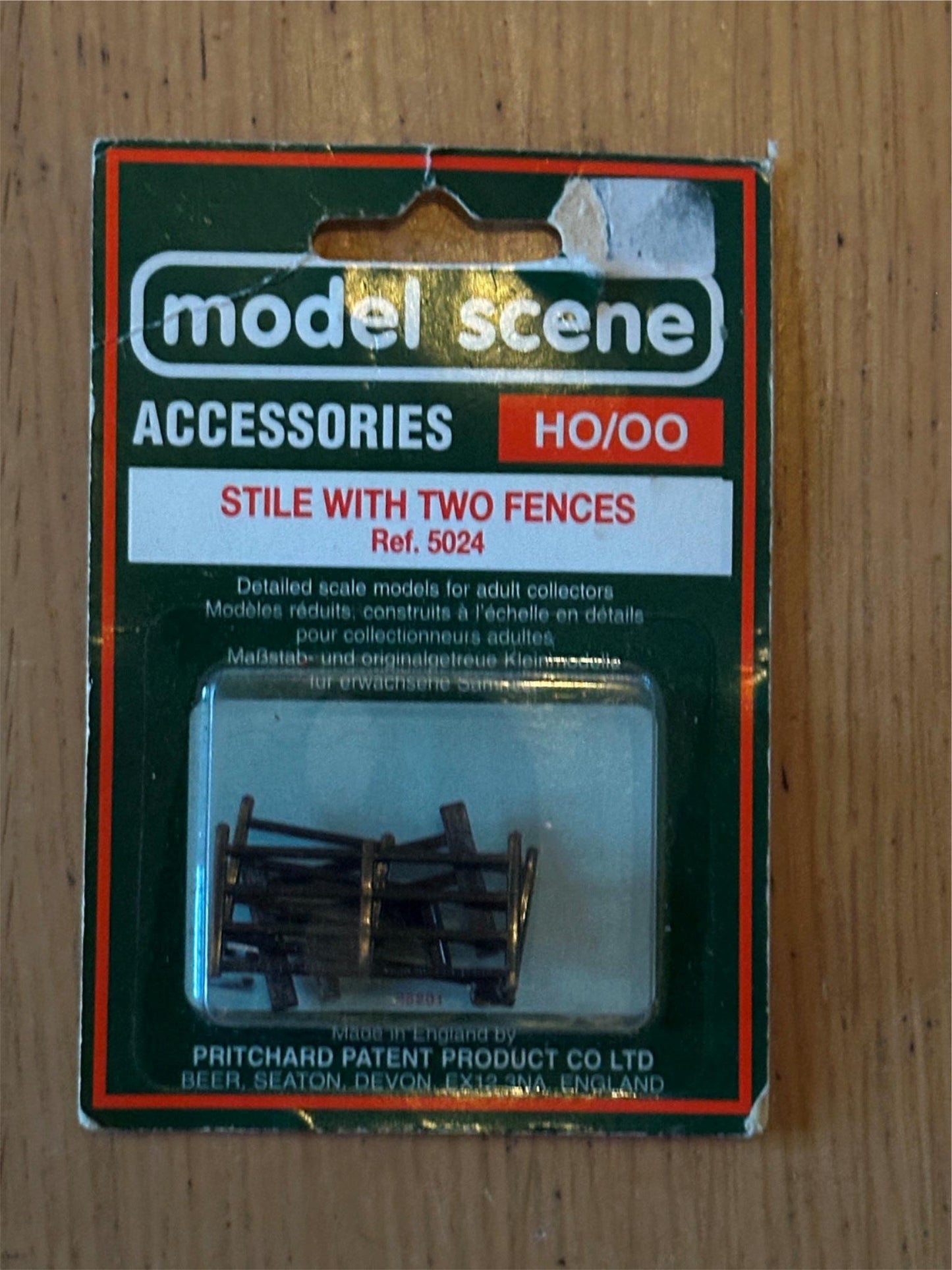Model Scene OO Gauge Stile with 2 Fences