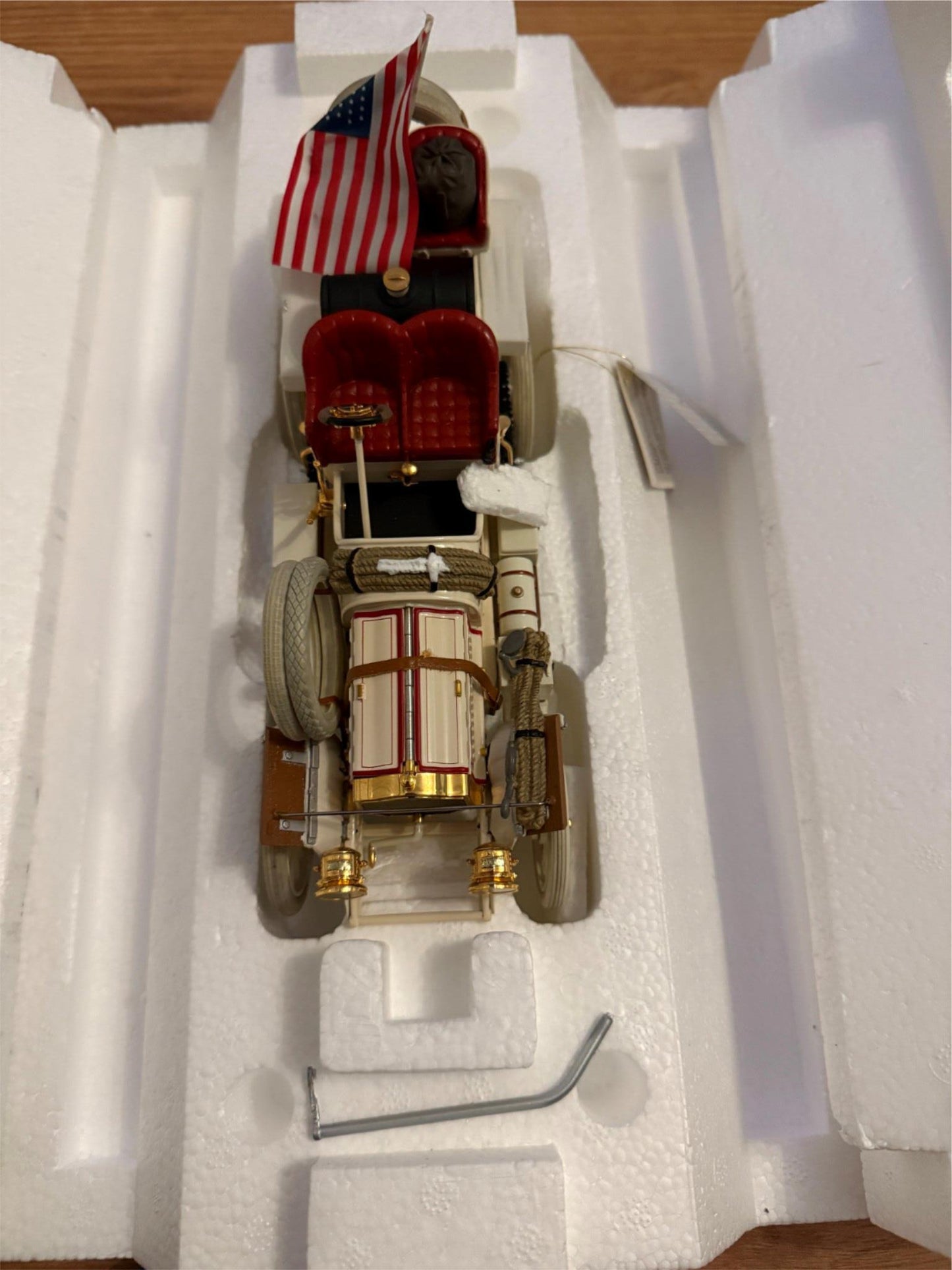 Franklin Mint: 1:24 1907 Thomas Flyer: Winner Of The Great Race. Damaged exhaust