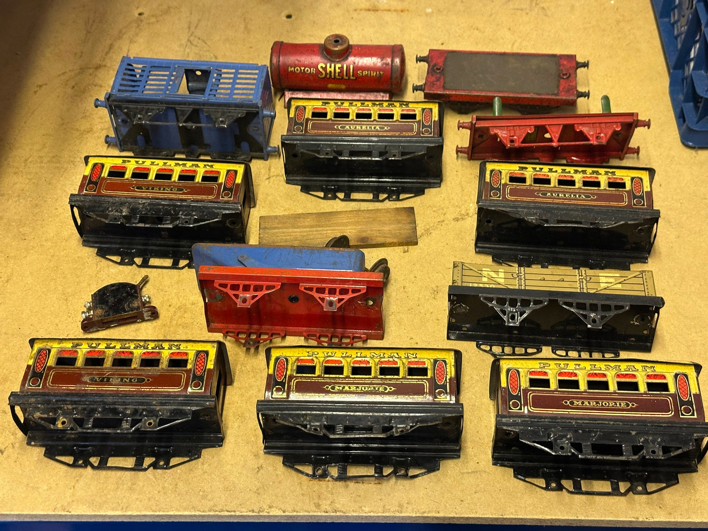 Auction lot of spares and repairs - Vintage Hornby O Gauge Carriages and Wagons