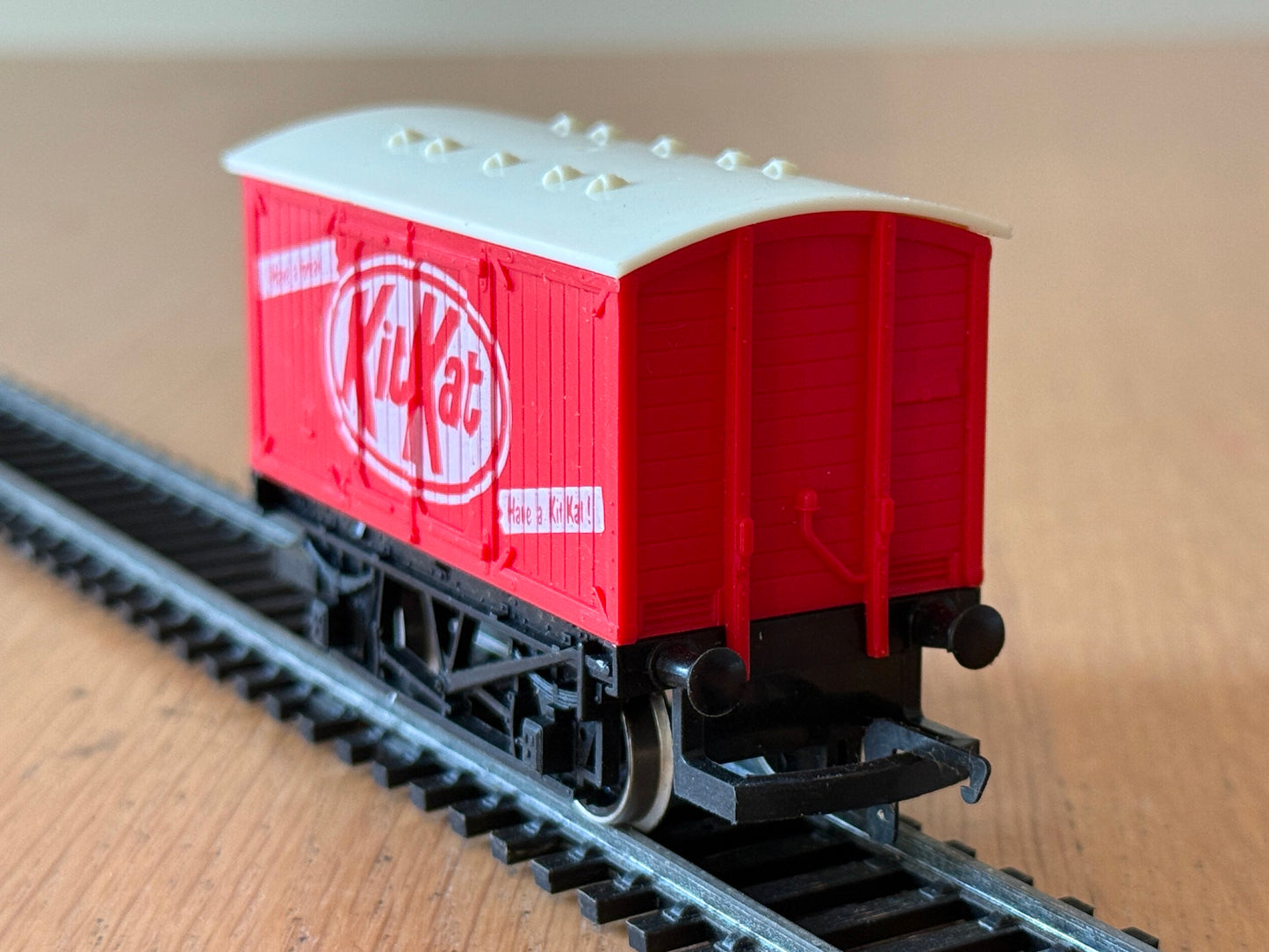 Hornby OO Gauge Closed Van - KitKat. Pre Owned. R722.