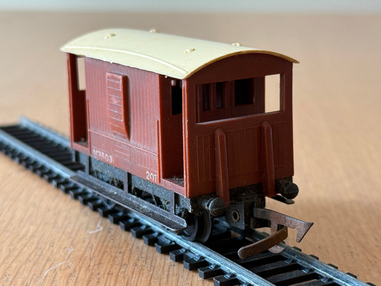 Tri-ang Railways R16 OO Gauge ER 20 Ton Brake Van M73031 in BR Brown - Playworn