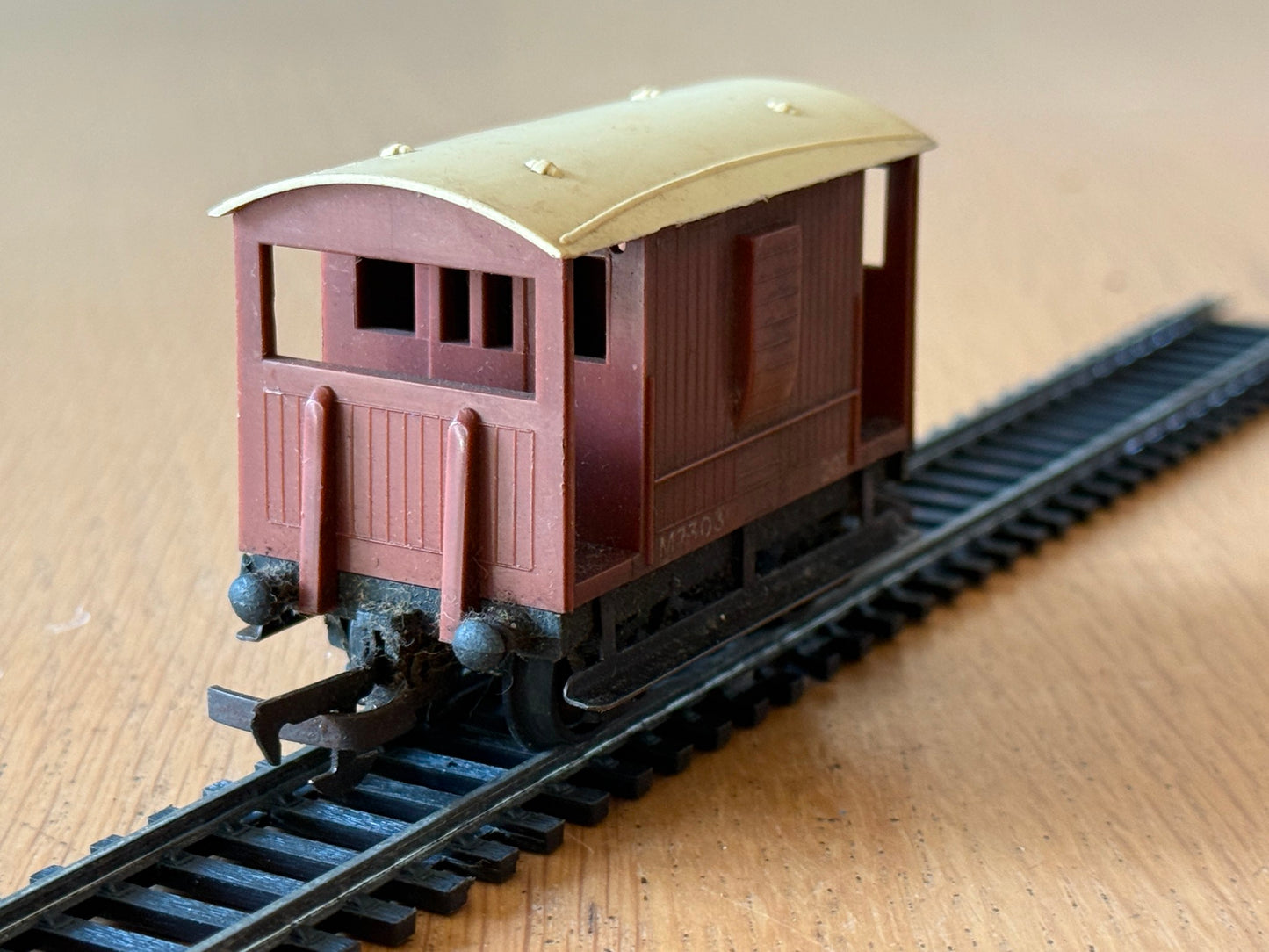 Tri-ang Railways R16 OO Gauge ER 20 Ton Brake Van M73031 in BR Brown - Playworn
