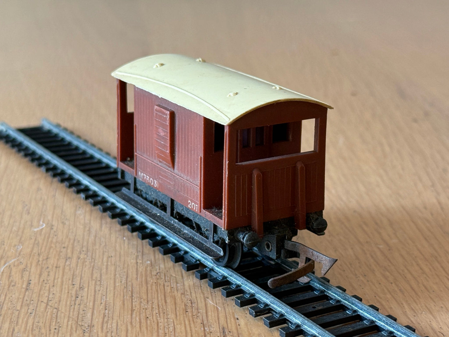 Tri-ang Railways R16 OO Gauge ER 20 Ton Brake Van M73031 in BR Brown - Playworn
