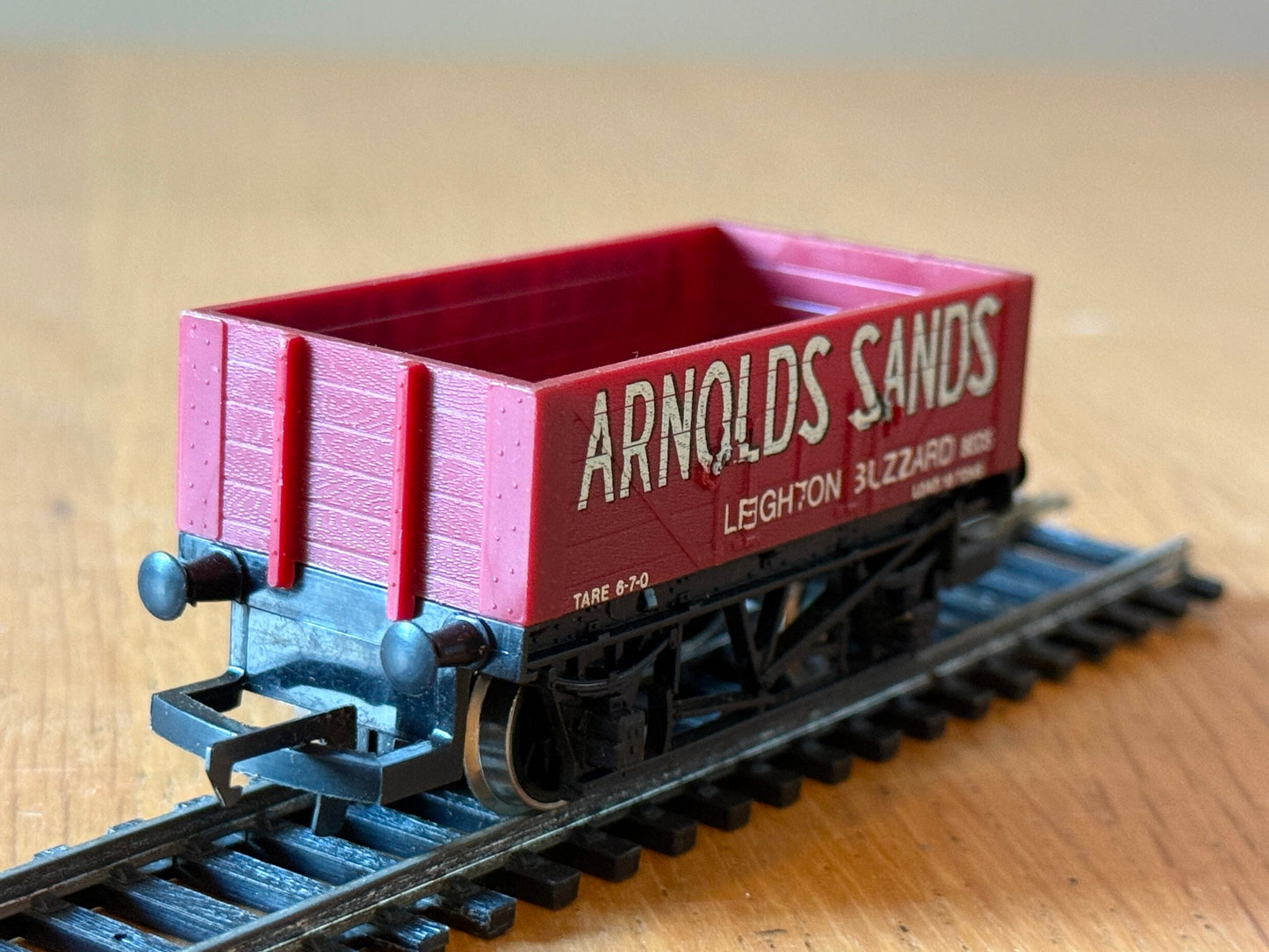 Hornby R717 OO Gauge Arnolds Sands Plank Wagon