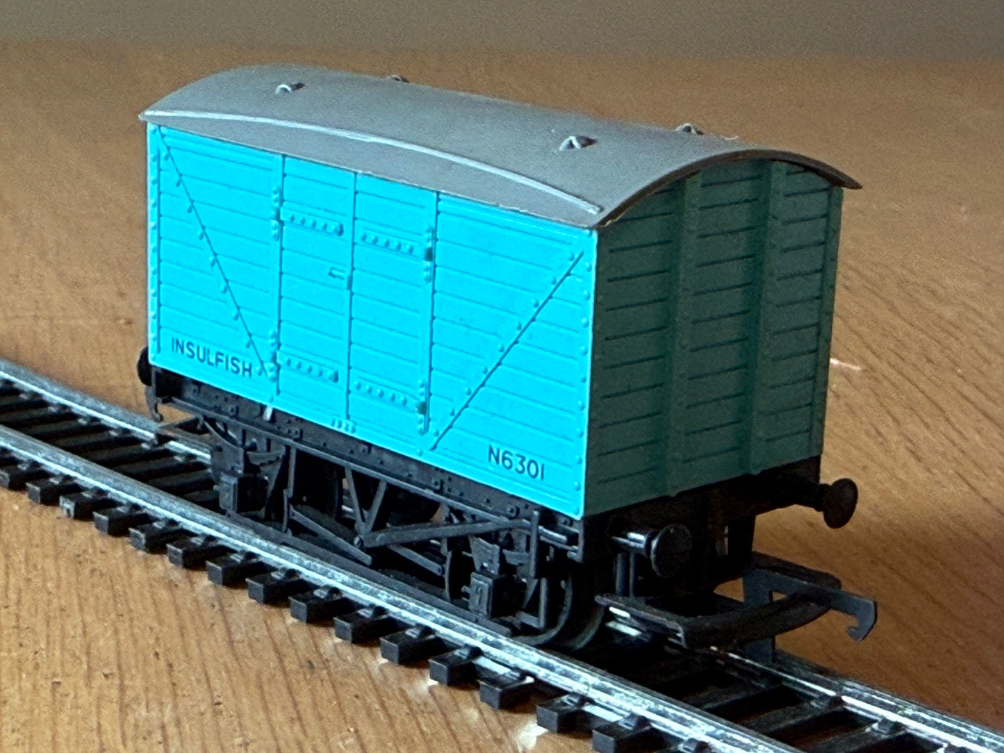 Tri-ang OO Gauge R16 Insulfish Refrigerated Wagon, 6301