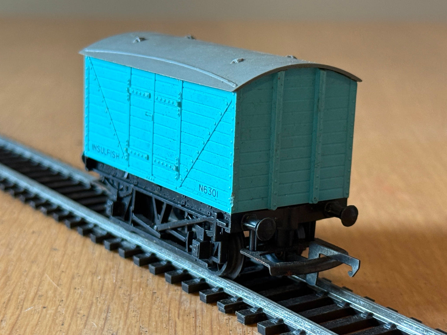Tri-ang OO Gauge R16 Insulfish Refrigerated Wagon, 6301