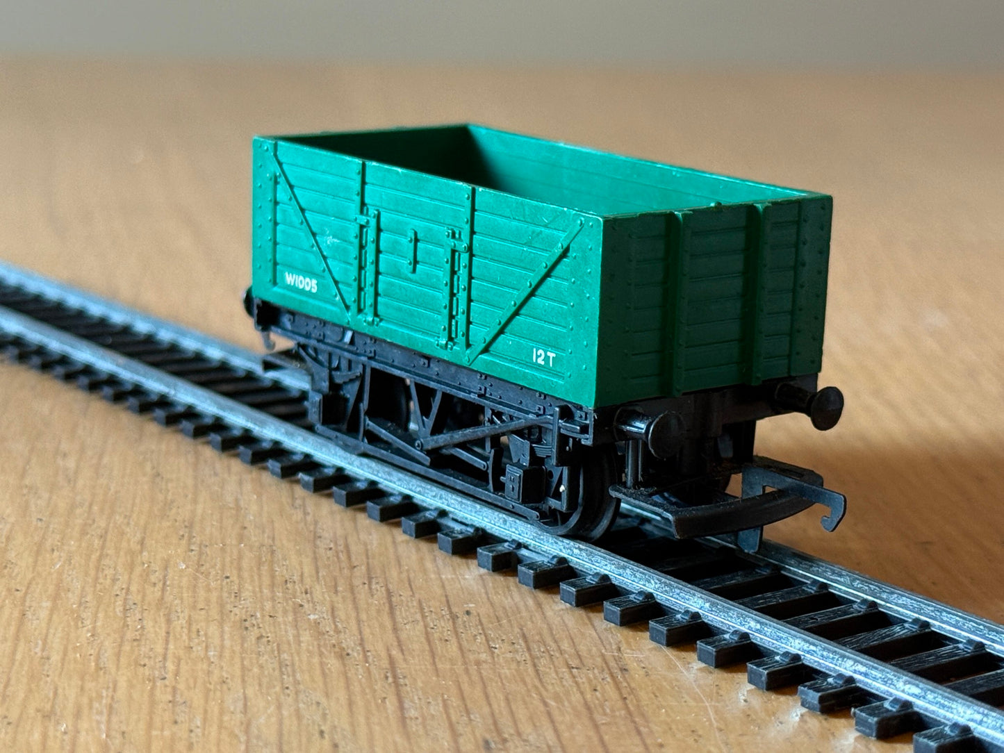 Tri-ang Hornby OO Gauge R10 12 Ton 7 Plank Drop Door Wagon W1005.