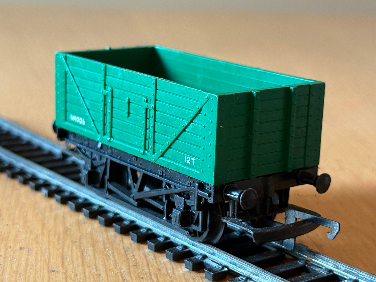 Tri-ang Hornby OO Gauge R10 12 Ton 7 Plank Drop Door Wagon W1005.
