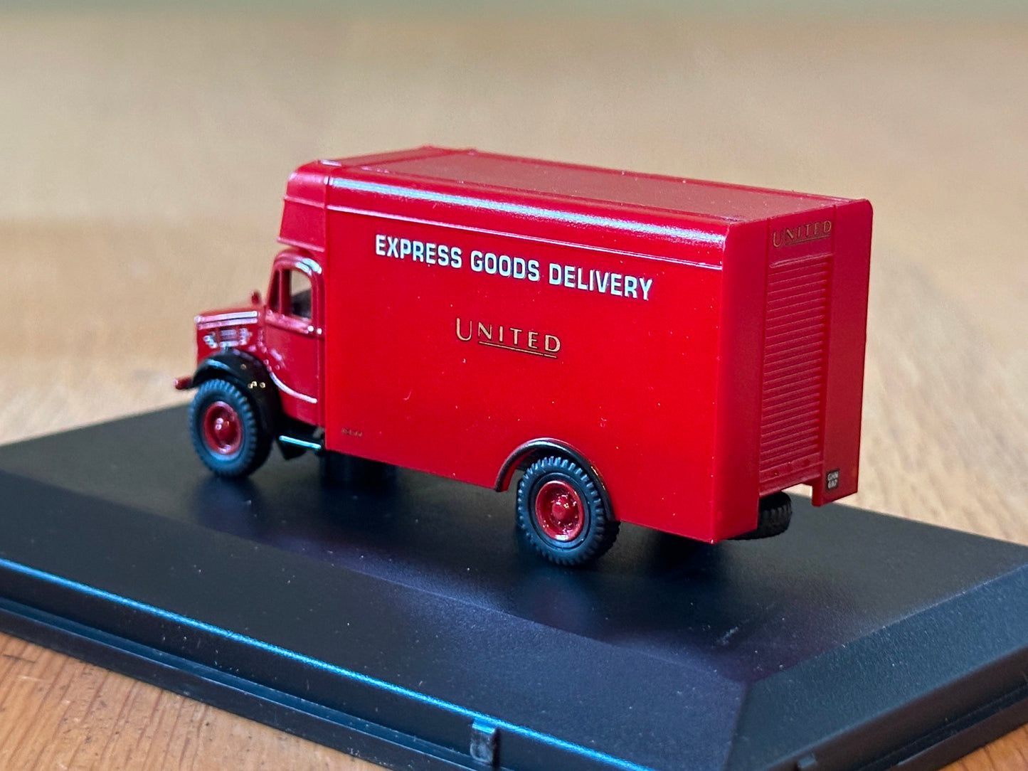 Oxford Diecast 76BD003 Bedford OW Luton Express Goods Van
