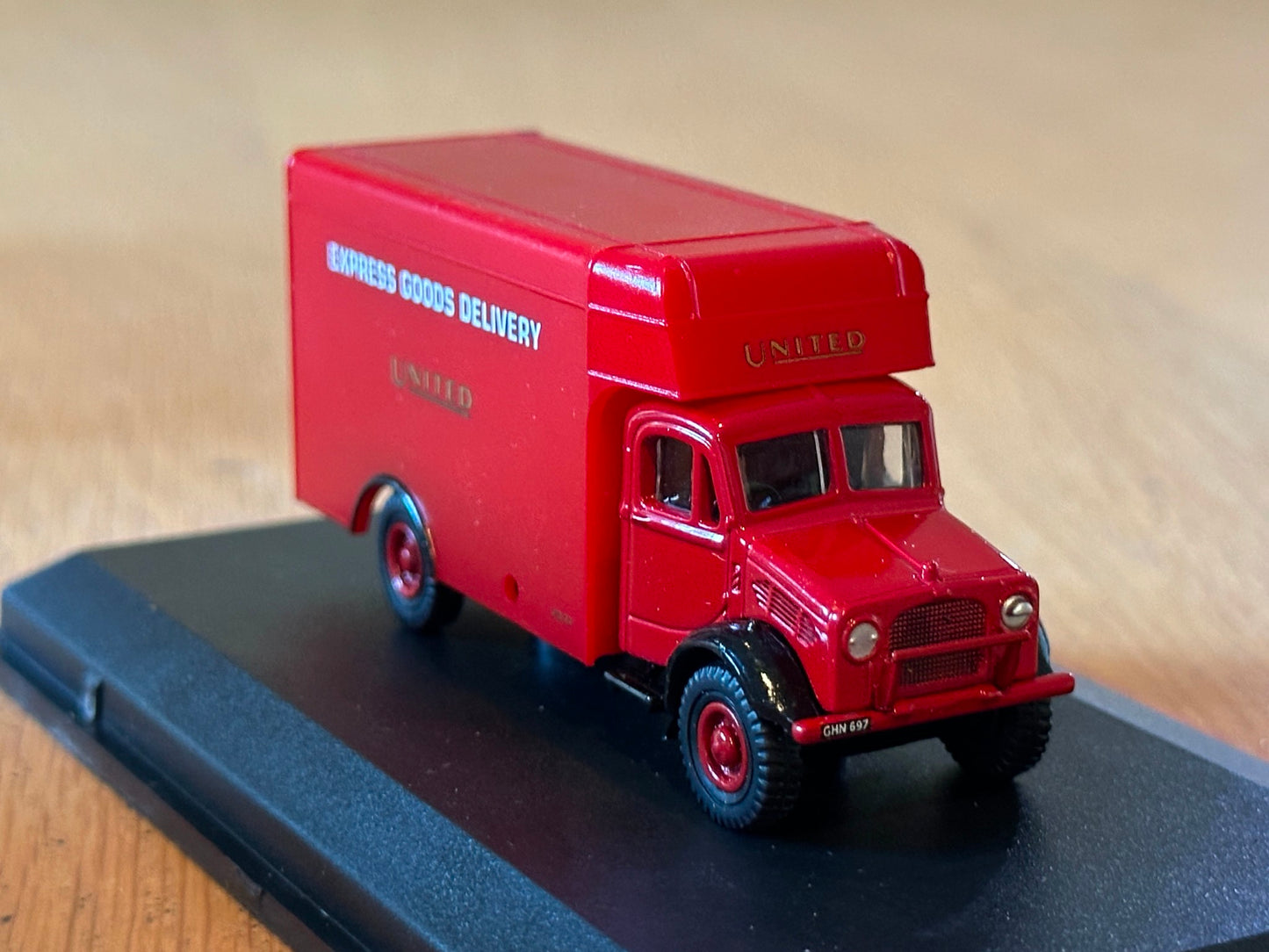 Oxford Diecast 76BD003 Bedford OW Luton Express Goods Van