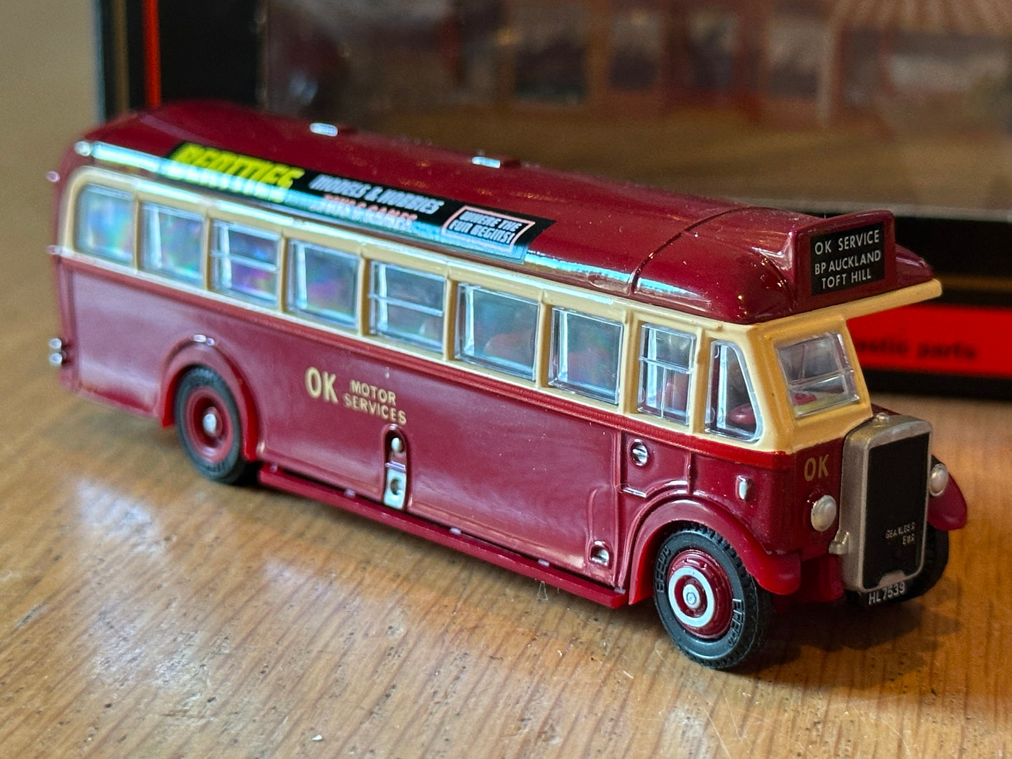 EFE 20501 - 1:76 OO Gauge AEC Regal Bus - OK Motor Services Livery