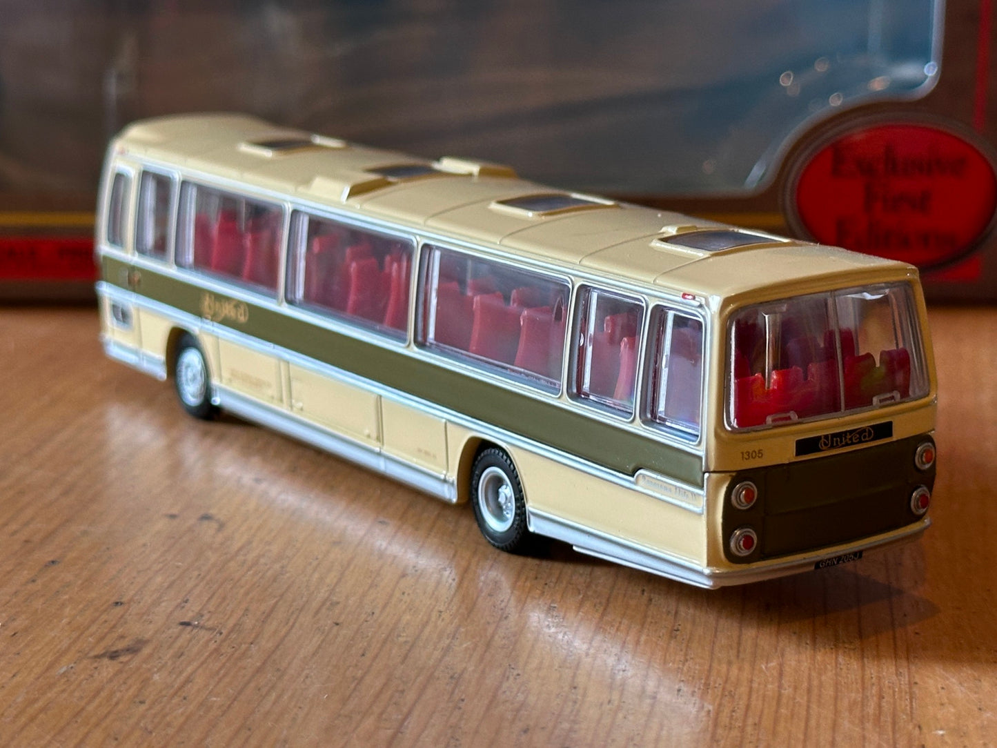 EFE 32207 - 1:76 Plaxton Panorama Elite Coach - London 203 (Victoria Coach Stn.)